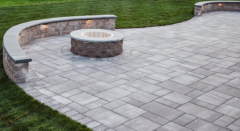 Inviting fire pit area with a retaining wall featuring built in lights