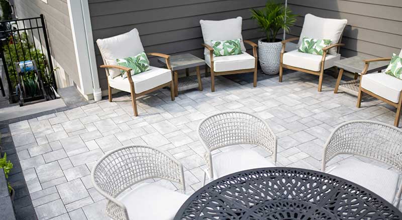 Paver patio design idea with lighter colors and nice outdoor furniture